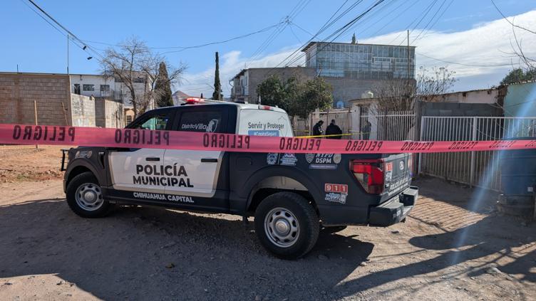 Localizan cuerpo de hombre con lesiones y disparo en colonia Villa de Chihuahua