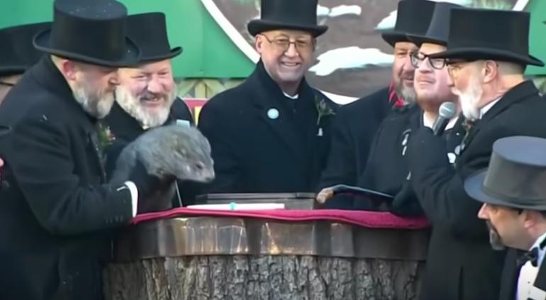 La marmota Phil anuncia seis semanas más de invierno tras ver su sombra